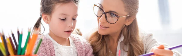 Niña con lápices de colores visitando psicólogo, pancarta - foto de stock