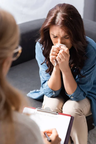 Pleurer femme brune avec un problème mental visite thérapeute — Photo de stock