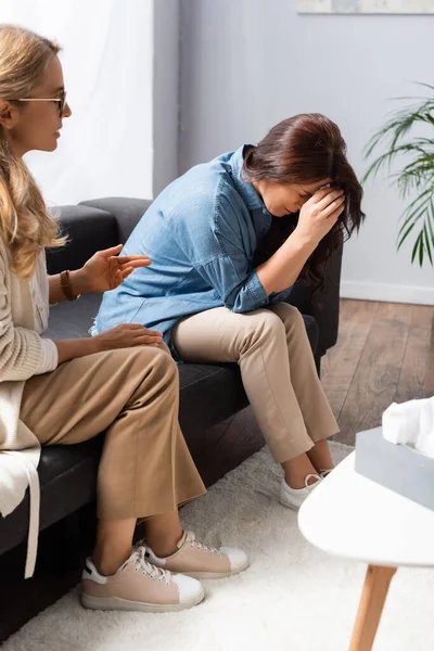 Triste femme brune avec des problèmes mentaux visite thérapeute — Photo de stock