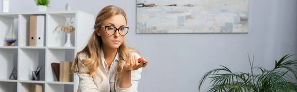 Pancarta horizontal de mujer rubia terapeuta en gafas - foto de stock