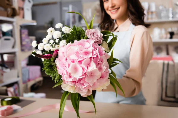 Vista da vicino di bouquet in mano di fiorista femminile su sfondo sfocato — Foto stock