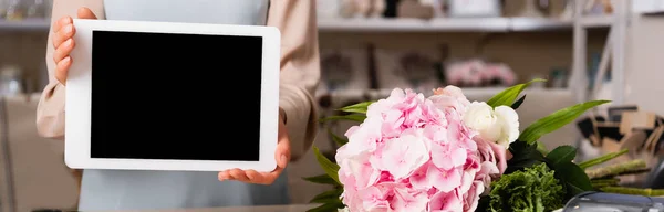 Ausgeschnittene Ansicht eines Blumenhändlers mit digitalem Tablet und leerem Bildschirm in der Nähe von Hortensien auf verschwommenem Hintergrund, Banner — Stockfoto