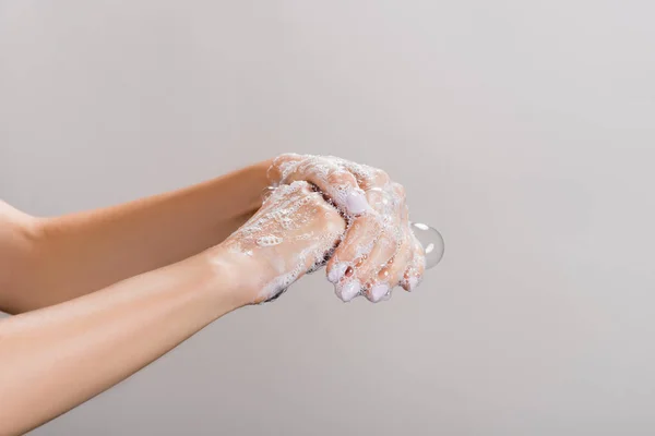 Vista ritagliata di donna lavaggio mani isolato su grigio — Foto stock