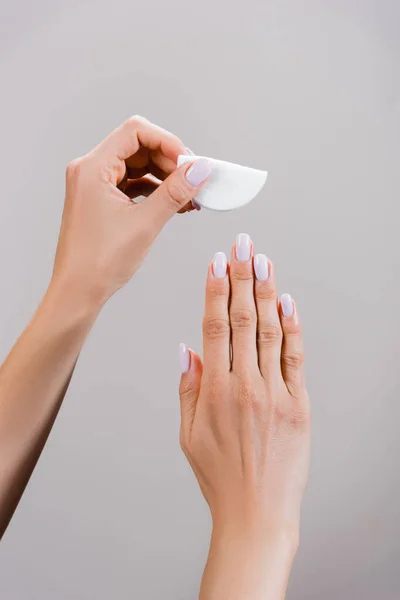 Vista ritagliata della donna con cuscinetto di cotone isolato su grigio — Foto stock