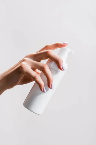 Vista cortada da mulher segurando espuma de limpeza isolado em cinza — Fotografia de Stock