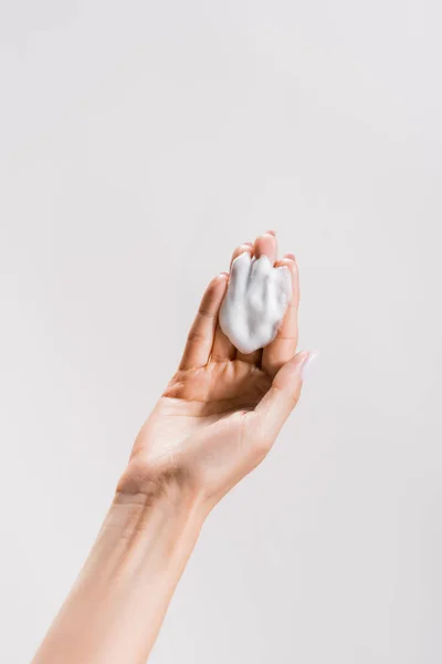 Vista ritagliata della donna con schiuma detergente isolata su grigio — Foto stock