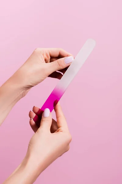 Обрезанный вид женщины, держащей ногтей файл изолирован на розовый — стоковое фото