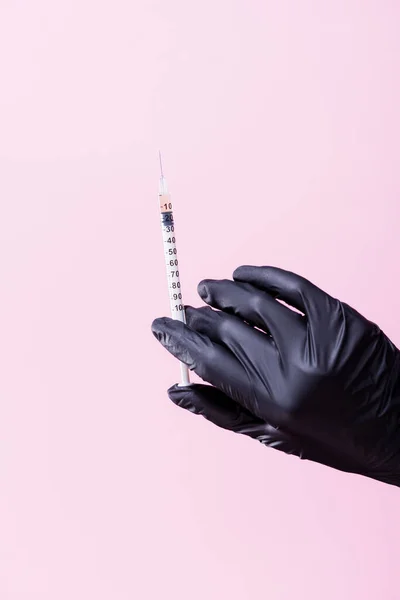 Cropped view of hand in black latex glove with syringe isolated on pink — Stock Photo