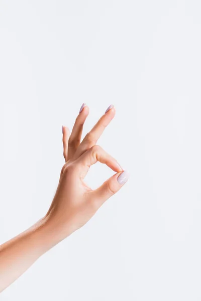 Vista ritagliata di donna che mostra ok isolato su bianco — Foto stock