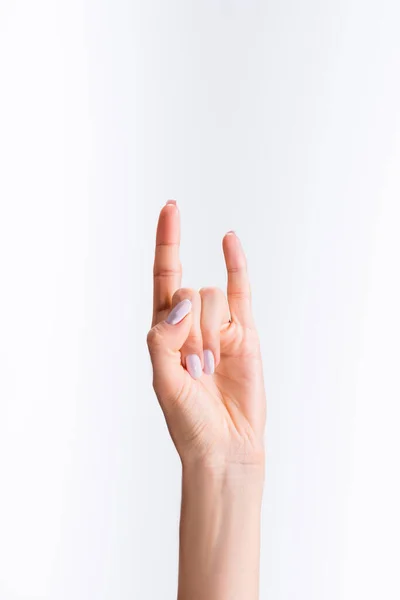 Vue recadrée de la femme montrant signe de roche isolé sur blanc — Photo de stock