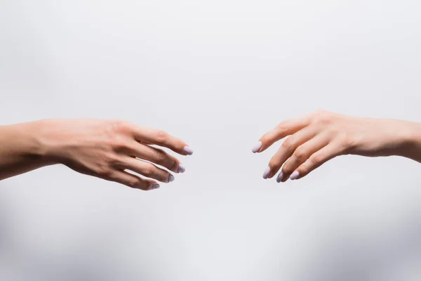 Vue recadrée des mains féminines sur blanc — Photo de stock