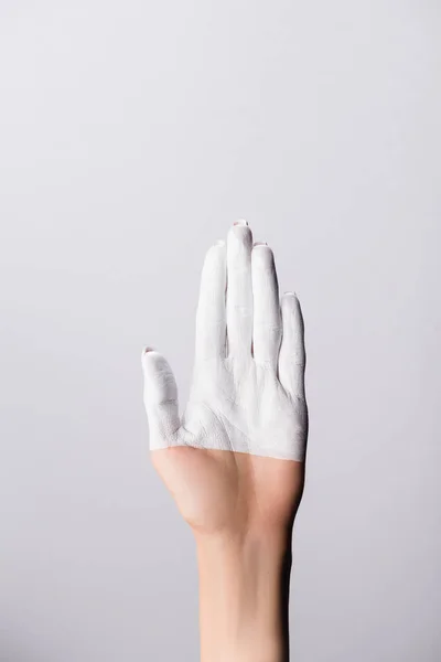 Vista recortada de la mano con los dedos pintados aislados en blanco - foto de stock