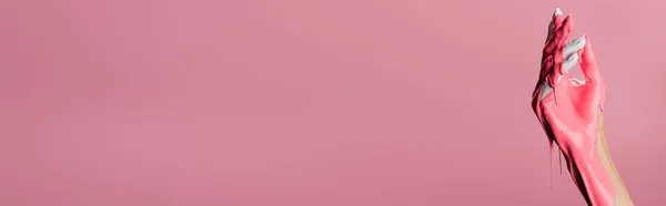 Abgeschnittene Ansicht der Hand mit tropfender Farbe isoliert auf rosa, Banner — Stockfoto