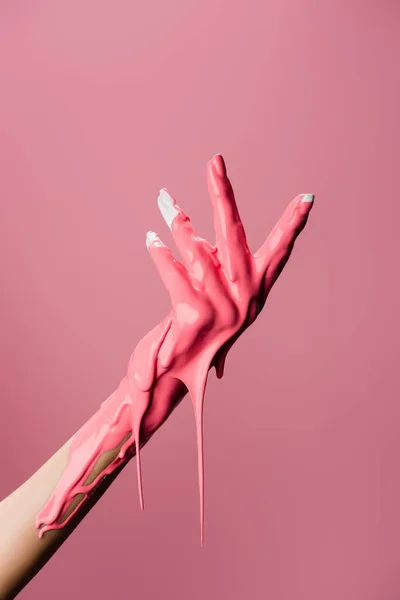 Abgeschnittene Ansicht der Hand mit tropfender Farbe isoliert auf rosa — Stockfoto