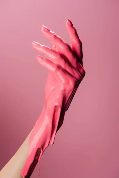 Abgeschnittene Ansicht der Hand mit tropfender Farbe isoliert auf rosa — Stockfoto