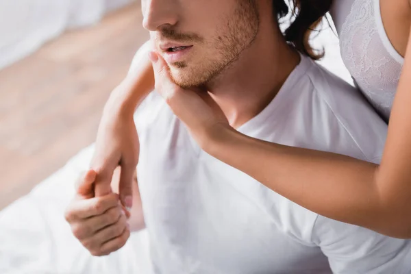 Vista ritagliata di donna abbracciando fidanzato in camera da letto — Foto stock