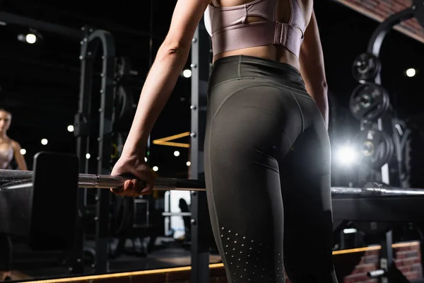 Vista cortada de esportista no treinamento leggings com rack de energia no ginásio — Fotografia de Stock