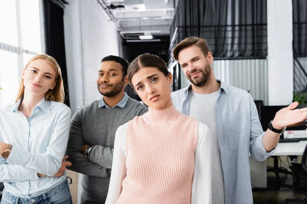 Skeptische multiethnische Geschäftsleute blicken im Amt in die Kamera — Stockfoto