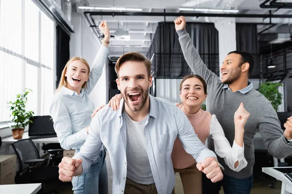 Fröhliche multiethnische Geschäftsleute zeigen Ja-Geste im Amt — Stockfoto