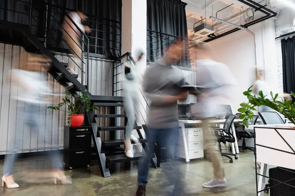 Sfocatura del movimento degli imprenditori che lavorano in ufficio — Foto stock