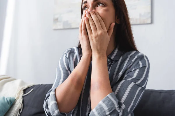 Депрессивная женщина с синяками плачет дома — стоковое фото