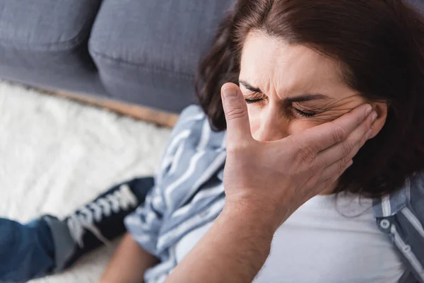 Mari violent gifle visage de femme à la maison — Photo de stock