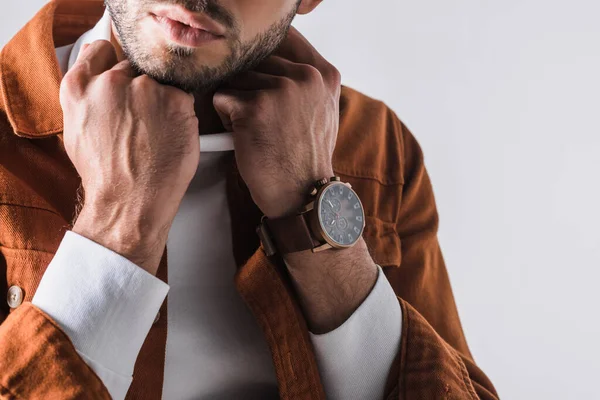 Vue en coupe d'un homme barbu tenant un collier à col roulé isolé sur fond gris — Photo de stock