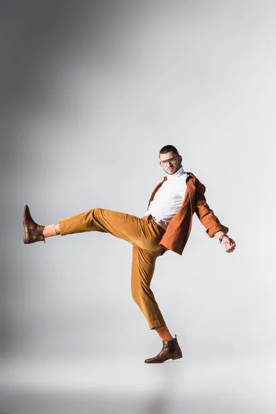 Homme élégant à col roulé et veste posant sur fond gris — Photo de stock