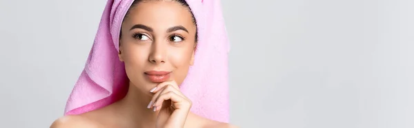 Belle femme rêveuse avec serviette sur cheveux isolés sur gris, bannière — Photo de stock