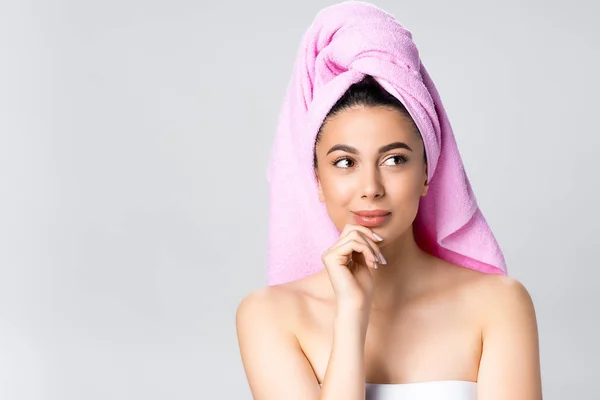 Verträumt schöne Frau mit Handtuch auf dem Haar isoliert auf grau — Stockfoto