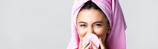 Bella donna sorridente con asciugamano su capelli e spugna isolata su grigio, banner — Foto stock