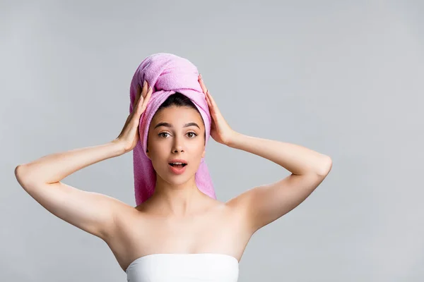 Choqué belle femme avec serviette sur cheveux isolés sur gris — Photo de stock