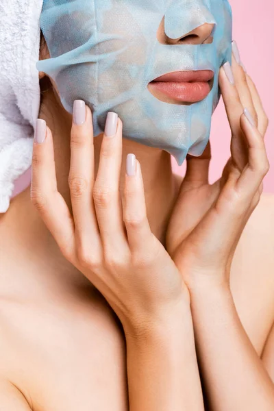 Vue recadrée de belle femme avec feuille de masque sur le visage isolé sur rose — Photo de stock