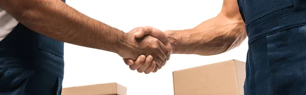 Abgeschnittene Ansicht von Mover Hände schütteln in der Nähe von Boxen isoliert auf weiß, Banner — Stockfoto