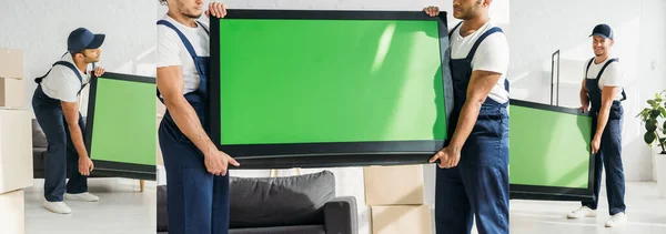 Collage de mudanzas multiculturales en uniforme llevando plasma tv con pantalla verde en apartamento - foto de stock