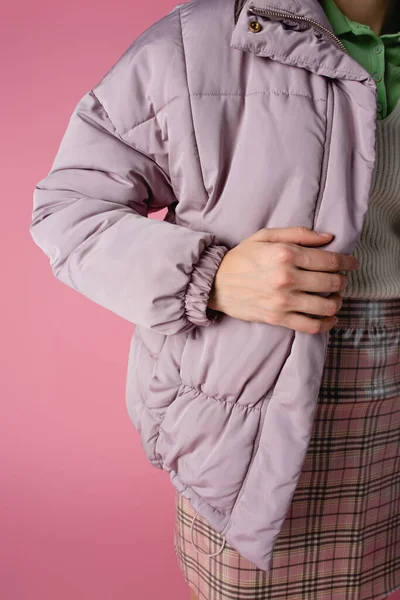 Vista cortada de jovem mulher na jaqueta de puffer elegante no fundo rosa — Fotografia de Stock