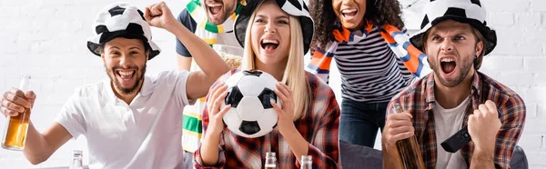 Aufgeregte multikulturelle Fußballfans, die schreien und Siegergeste zeigen, während sie die Meisterschaft zu Hause verfolgen, Banner — Stockfoto