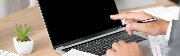 Visão parcial do empresário apontando com o dedo para laptop, banner — Fotografia de Stock