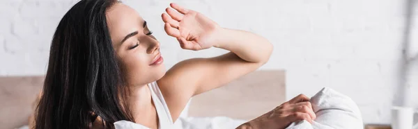 Junge brünette frau im bett gegen sonnenlicht, banner — Stockfoto