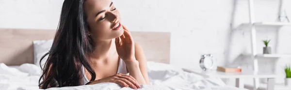 Jeune femme brune au lit avec les yeux fermés, bannière — Photo de stock