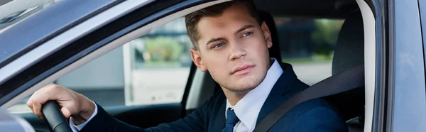 Geschäftsmann blickt während der Autofahrt auf Fenster, Banner — Stockfoto