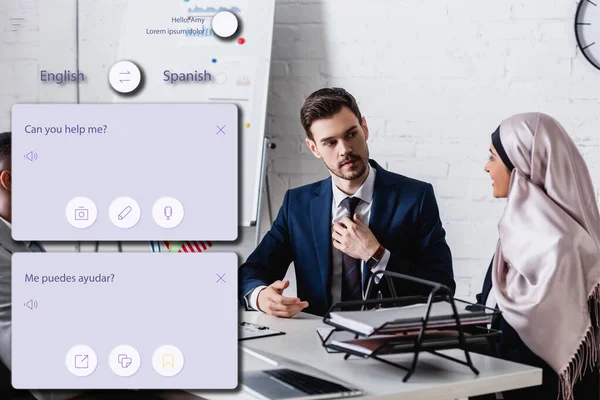 Арабська бізнес-леді біля ділового партнера в офісі, ілюстрація інтерфейсу програми перекладу — стокове фото