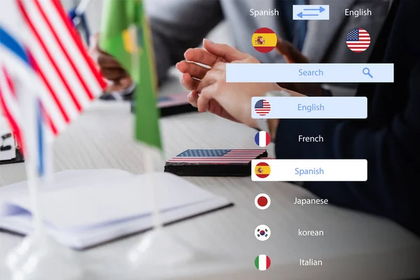 Ausgeschnittene Ansicht des Dolmetschers in der Nähe digitaler Übersetzer und afrikanisch-amerikanischer Geschäftsmann, Übersetzungs-App-Interface-Illustration — Stockfoto