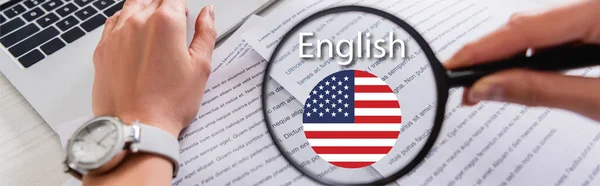 Vista parziale dell'interprete che tiene lente d'ingrandimento vicino al documento, lettering inglese e icona con bandiera USA illustrazione, banner — Foto stock