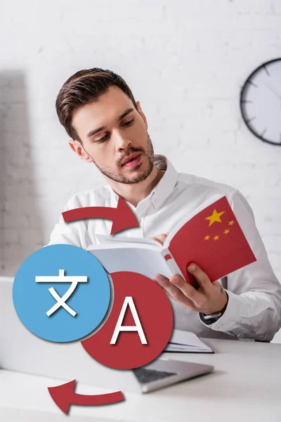 Junger Dolmetscher mit chinesischem Wörterbuch, Pfeile in der Nähe von Symbolen Illustration — Stockfoto