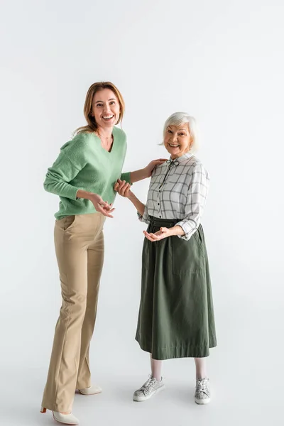Piena lunghezza di generazione di donne felici sorridenti mentre in piedi su bianco — Foto stock
