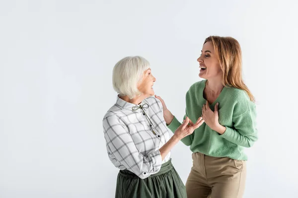 Génération de femmes heureuses riant tout en se regardant isolé sur blanc — Photo de stock