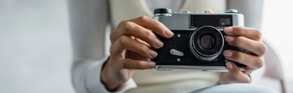 Ausgeschnittene Ansicht einer Afroamerikanerin mit Vintage-Kamera, verschwommener Vordergrund, Banner — Stockfoto