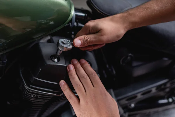 Visão recortada do mecânico usando a chave de encaixe ao fazer diagnósticos da motocicleta na oficina — Fotografia de Stock