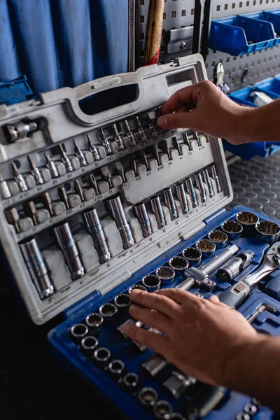 Ausgeschnittene Ansicht des Mechanikers bei der Auswahl des Instruments im Werkzeugkasten, verschwommener Vordergrund — Stockfoto